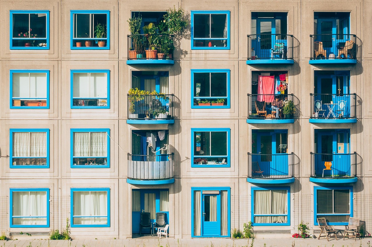 Een balkon vol bloemen, planten en kruiden. Een balkon vol bloemen, planten en kruiden.