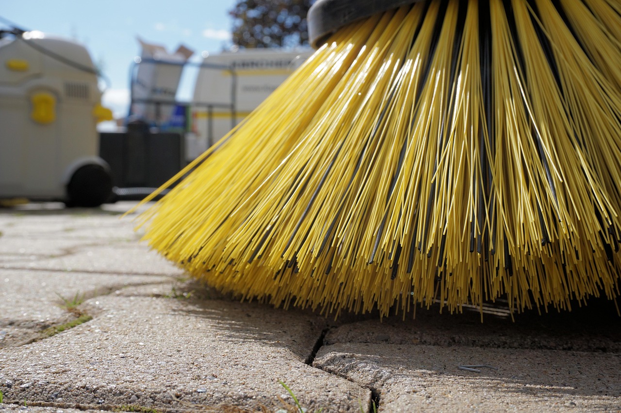 Persoon hergebruikt oude spullen voor schoonmaak. Persoon hergebruikt oude spullen voor schoonmaak.