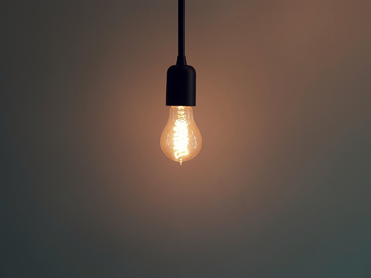 Minimalistische hanglampen verlichten een elegante keuken. Minimalistische hanglampen verlichten een elegante keuken.