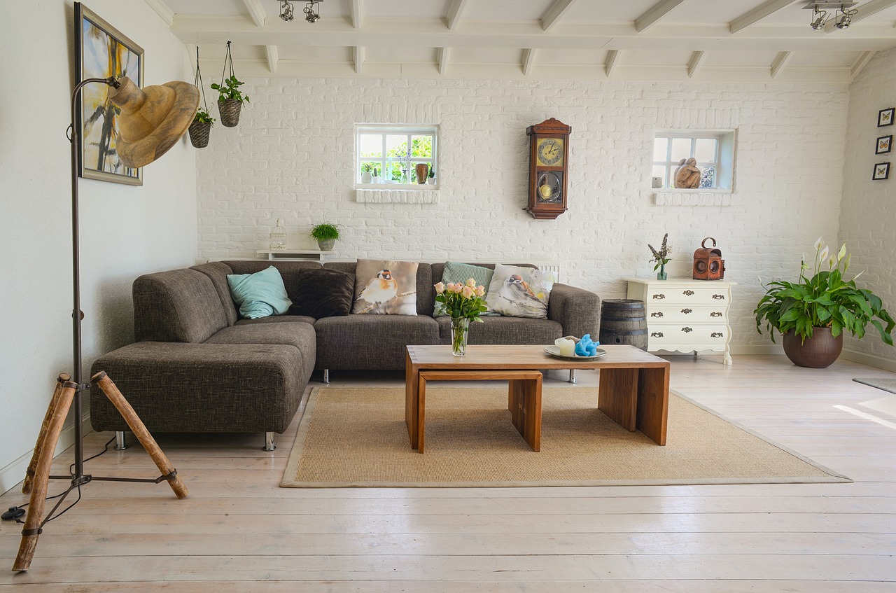 Eenvoudige greige slaapkamer met zomers licht.