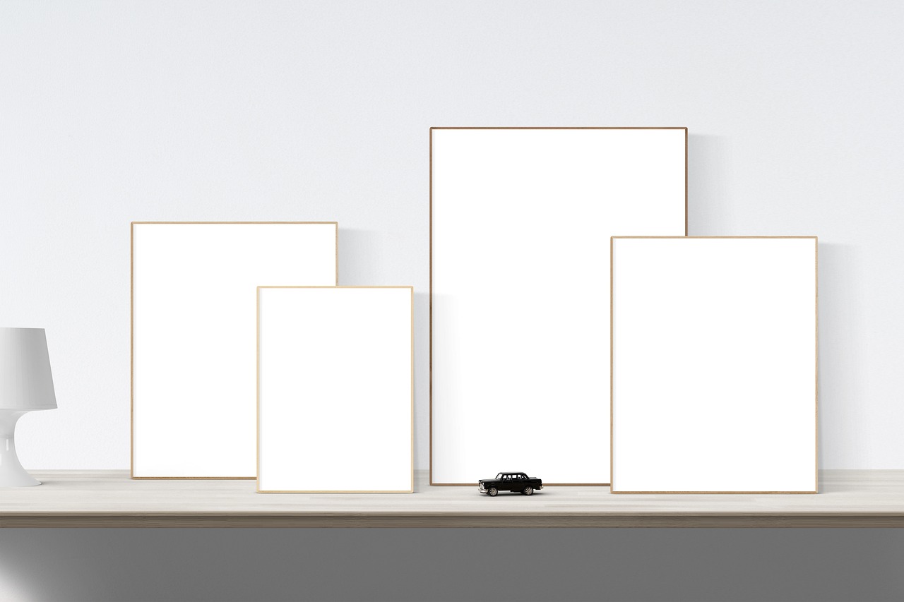 Moderne eetkamer met botanische kunst aan muur.