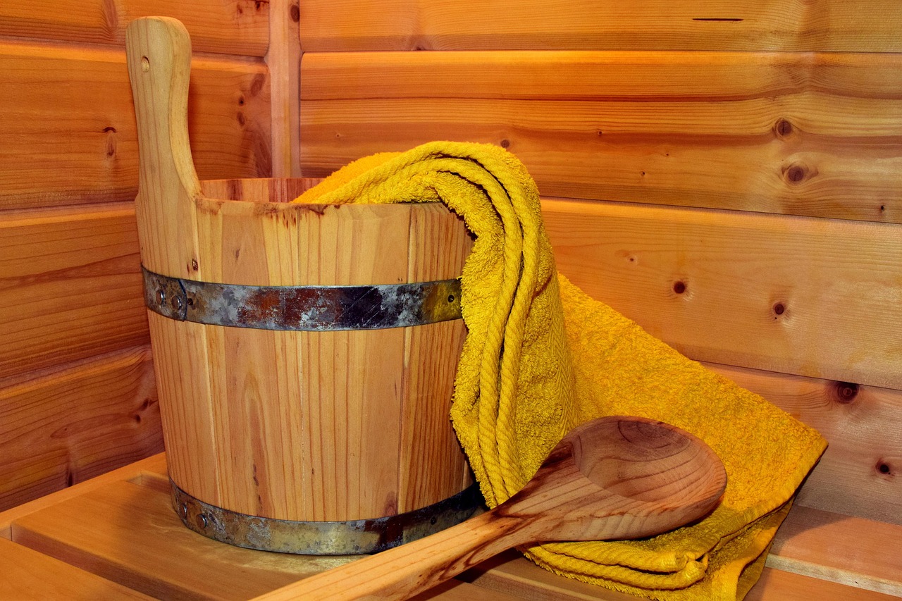 Buitenzijde infrarood sauna in zonnig zomerhuis.