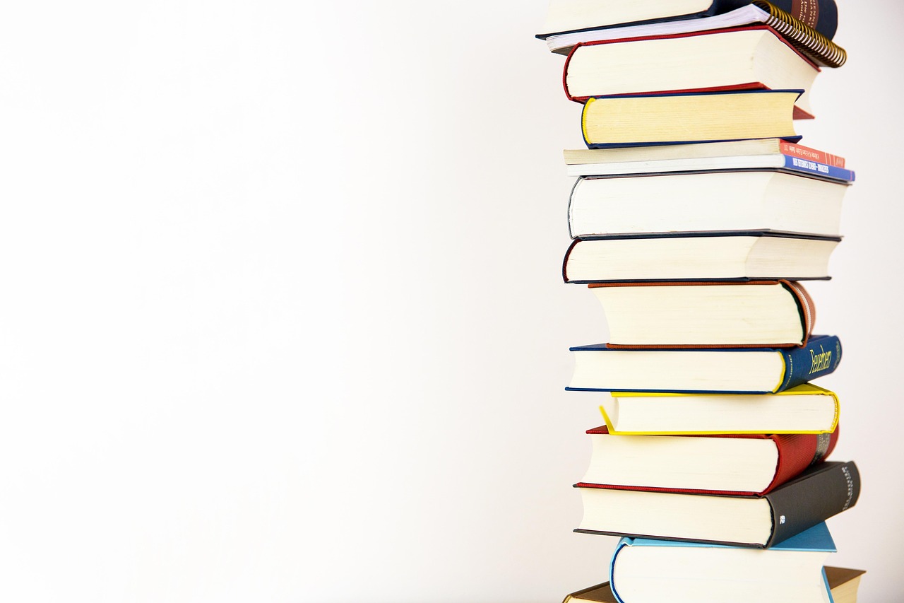 Gezellige leeshoek met kleurrijke kussens en boeken. Gezellige leeshoek met kleurrijke kussens en boeken.