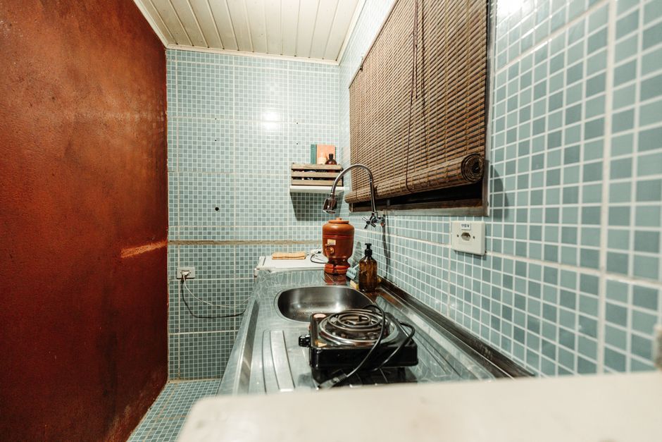 Stijlvolle buitenkeuken met opbergmogelijkheden en bar. Stijlvolle buitenkeuken met opbergmogelijkheden en bar.