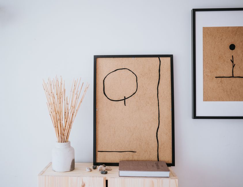 Rustieke houten tafel met Japandi accessoires. Rustieke houten tafel met Japandi accessoires.