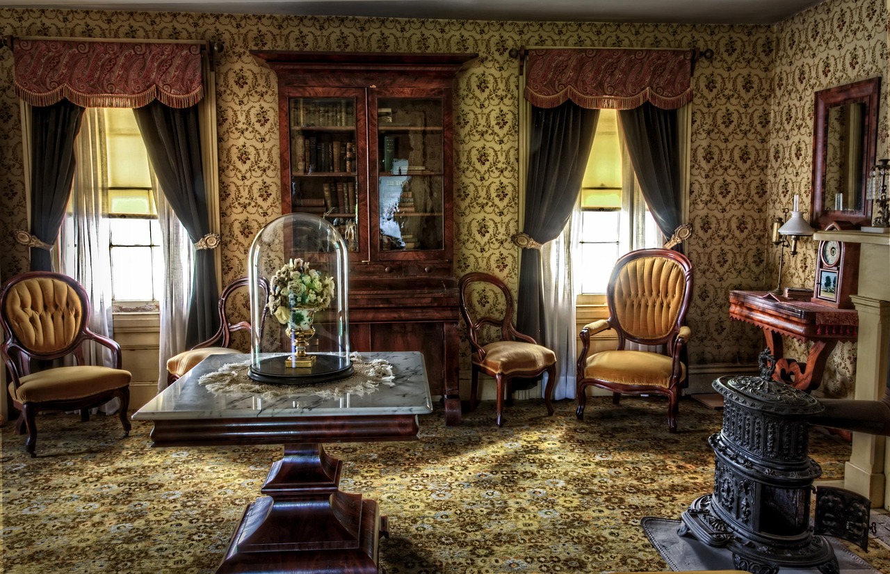 Kleurrijke neonbuizen decoreren een eigentijdse studeerkamer. Kleurrijke neonbuizen decoreren een eigentijdse studeerkamer.