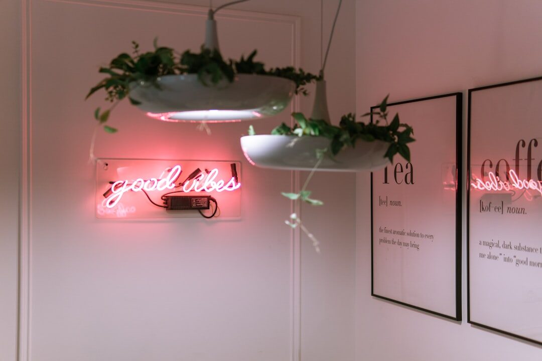 De charme van retro neonverlichting in moderne interieurs