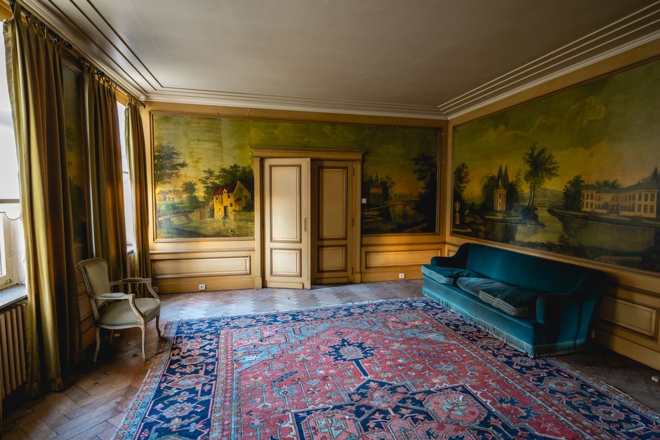Strakke witte kamer met elegante marmeren accenten.