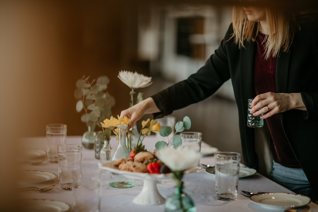 Verfijnde lentegras centerpiece op houten tafel.