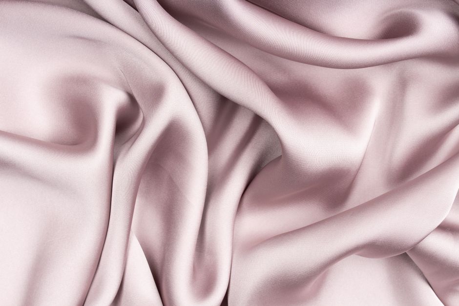 Elegante zijden jurk in subtiele pasteltint. Elegante zijden jurk in subtiele pasteltint.