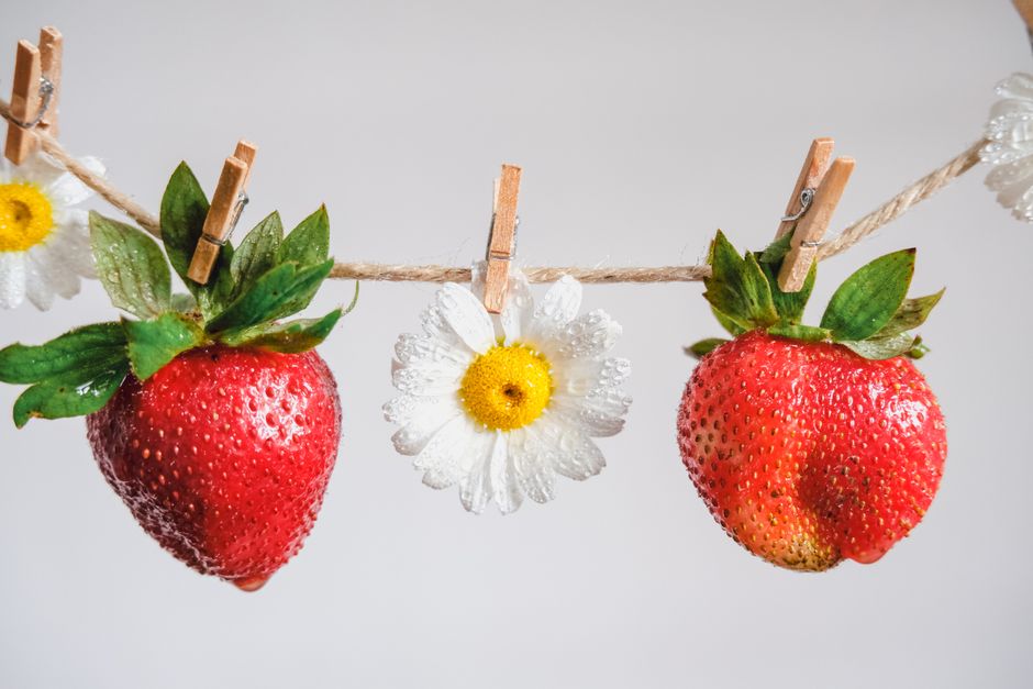 Creatieve zomerfruitdisplay in een moderne woonkamer. Creatieve zomerfruitdisplay in een moderne woonkamer.