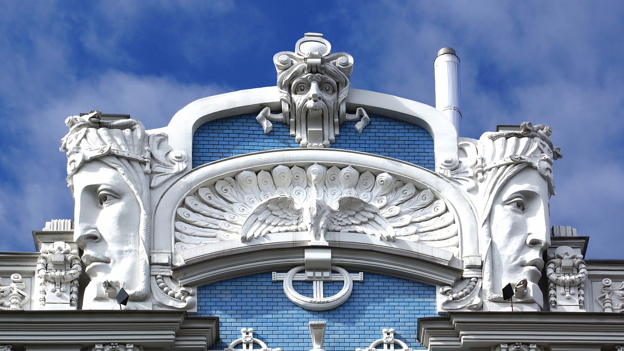 Art Nouveau bloemenmotieven op moderne muur