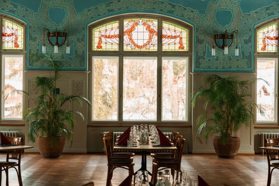 Trapleuning met Art Nouveau sierlijke patronen