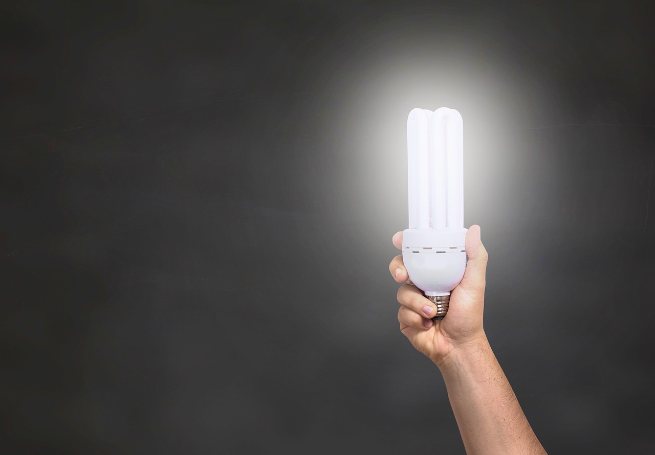 Keuken met kruidenplanten en energiebesparende gadgets. Keuken met kruidenplanten en energiebesparende gadgets.