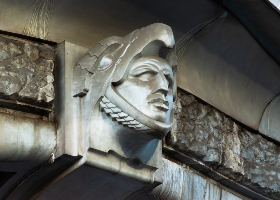 Kleurrijk art déco beeldje op glazen bijzettafel. Kleurrijk art déco beeldje op glazen bijzettafel.