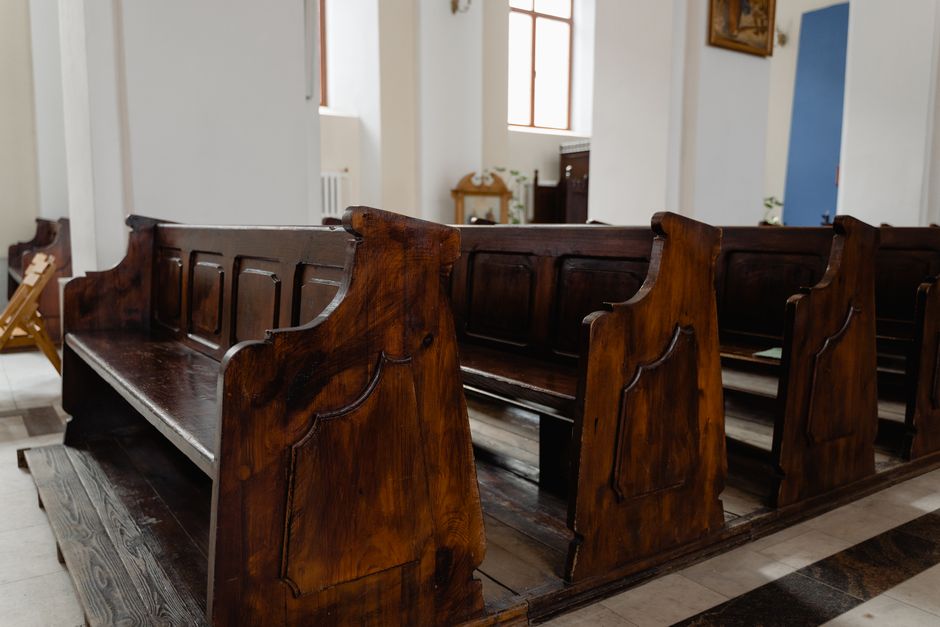 Gezellige woonkamer met vintage houten stoel Gezellige woonkamer met vintage houten stoel