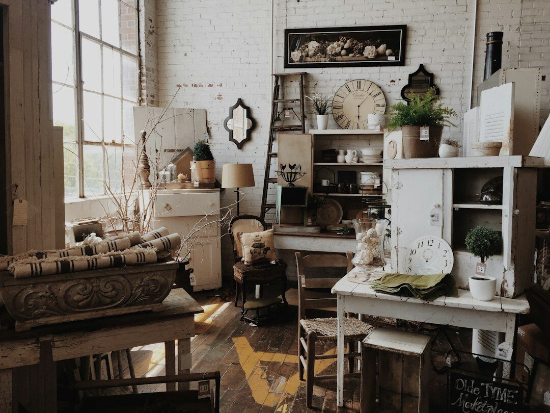 Een en al herfst: vintage houten meubels combineren