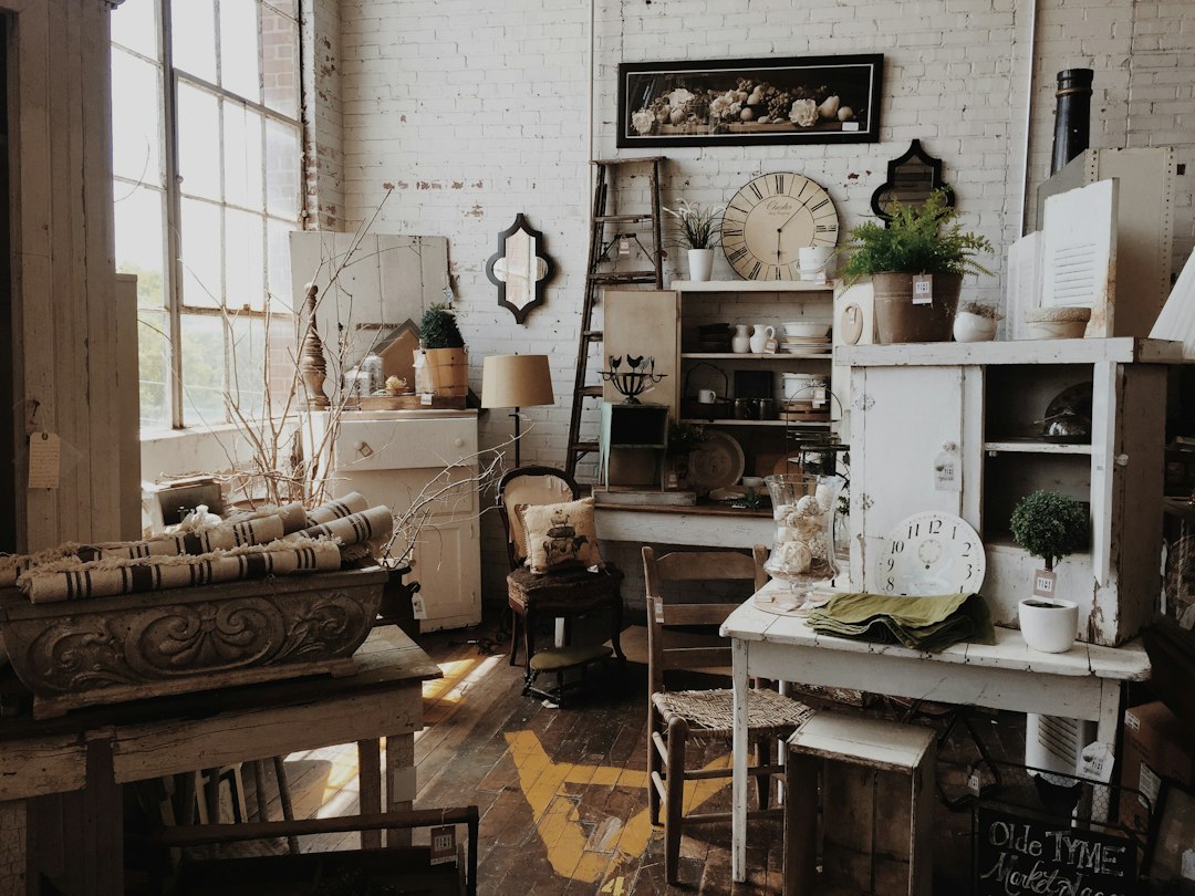 Vintage houten tafel met herfstdecoraties Vintage houten tafel met herfstdecoraties
